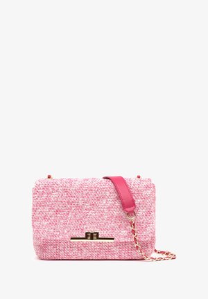 Rosa Tweed-Handtasche mit einem goldenen Metallverschluss, Kettenriemen und soliden rosa Lederakzenten. Rechteckige Form und strukturierte Oberfläche.