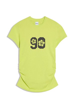 Jasnozielona koszulka z krótkim rękawem z czarnym nadrukiem "90" z hibiskusami w liczbach, okrągły dekolt i subtelne marszczenie po bokach.