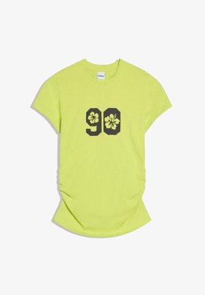 Lichtgroen T-shirt met korte mouwen, zwarte "90" opdruk met hibiscusbloemen in de cijfers, ronde hals en subtiele geplooide zijkanten.