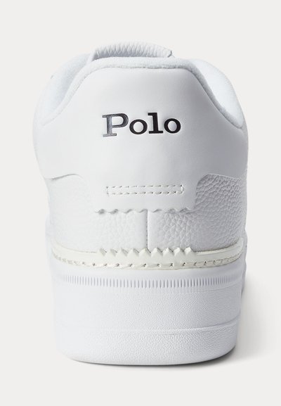 Biele kožené tenisky s textúrovaným povrchom, kontrastnými hladkými detailmi a malým čiernym logom "Polo" na päte.