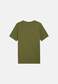 Camiseta de algodón verde oliva con mangas cortas, cuello redondo y diseño liso. Textura suave, sin patrones ni acentos visibles.