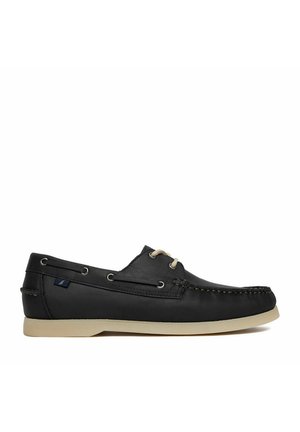 Zapato náutico de cuero negro con suela y cordones beige, ojales metálicos y diseño de puntera cosido.