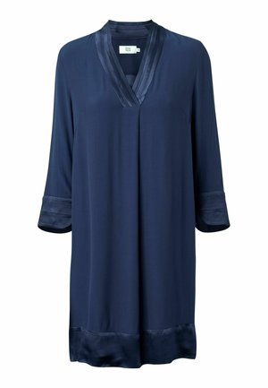 Robe bleu marine longueur genou avec manches 3/4, encolure en V, et bordures en satin sur le col, les poignets et l'ourlet.