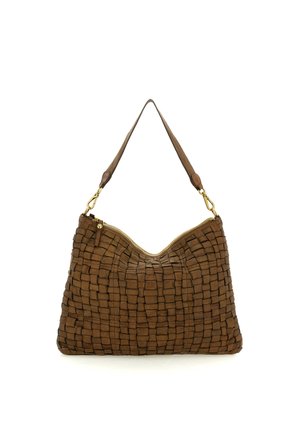 Borsa a mano in pelle intrecciata marrone con una singola tracolla e chiusura con cerniera dorata su sfondo bianco.