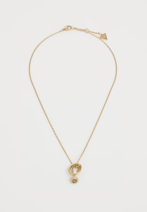 Gouden ketting met een gouden schakels voorzien van verweven ringen, een parelaccent en een decoratieve hanger met een cirkelpatroon. Verstelbare karabijnhaak.