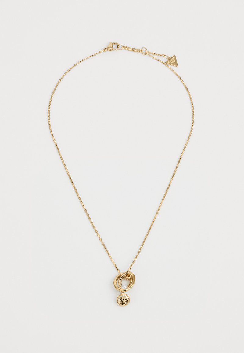 Gouden ketting met een gouden schakels voorzien van verweven ringen, een parelaccent en een decoratieve hanger met een cirkelpatroon. Verstelbare karabijnhaak.
