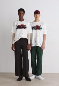 Carlo Colucci T-shirts med print - off-white