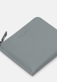 Graue Lederbörse mit glatter Oberfläche, Reißverschluss und geprägt Logo. Verfügt über kontrastierende Nähte entlang der Kanten.