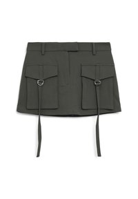 Grüne Cargo-Rock mit zwei vorderen Taschen, silbernen Hardware-Akzenten und verstellbaren Seitengurten für eine anpassbare Passform.