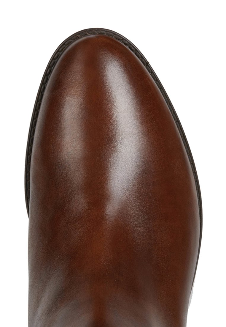 Braune Leder-Stiefelette mit glatter Oberfläche, runder Zehenform und dekorativer Naht entlang des Randes. Verfügt über einen niedrigen Absatz und keine sichtbare Hardware.