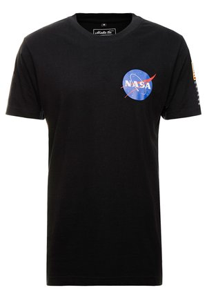 Czarna bawełniana koszulka z niebieskim, okrągłym logo NASA na klatce piersiowej oraz detalami tekstowymi wzdłuż lewego rękawa. Klasyczny krój z okrągłym dekoltem.