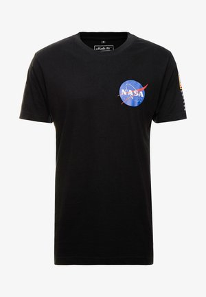 Czarna bawełniana koszulka z niebieskim, okrągłym logo NASA na klatce piersiowej oraz detalami tekstowymi wzdłuż lewego rękawa. Klasyczny krój z okrągłym dekoltem.