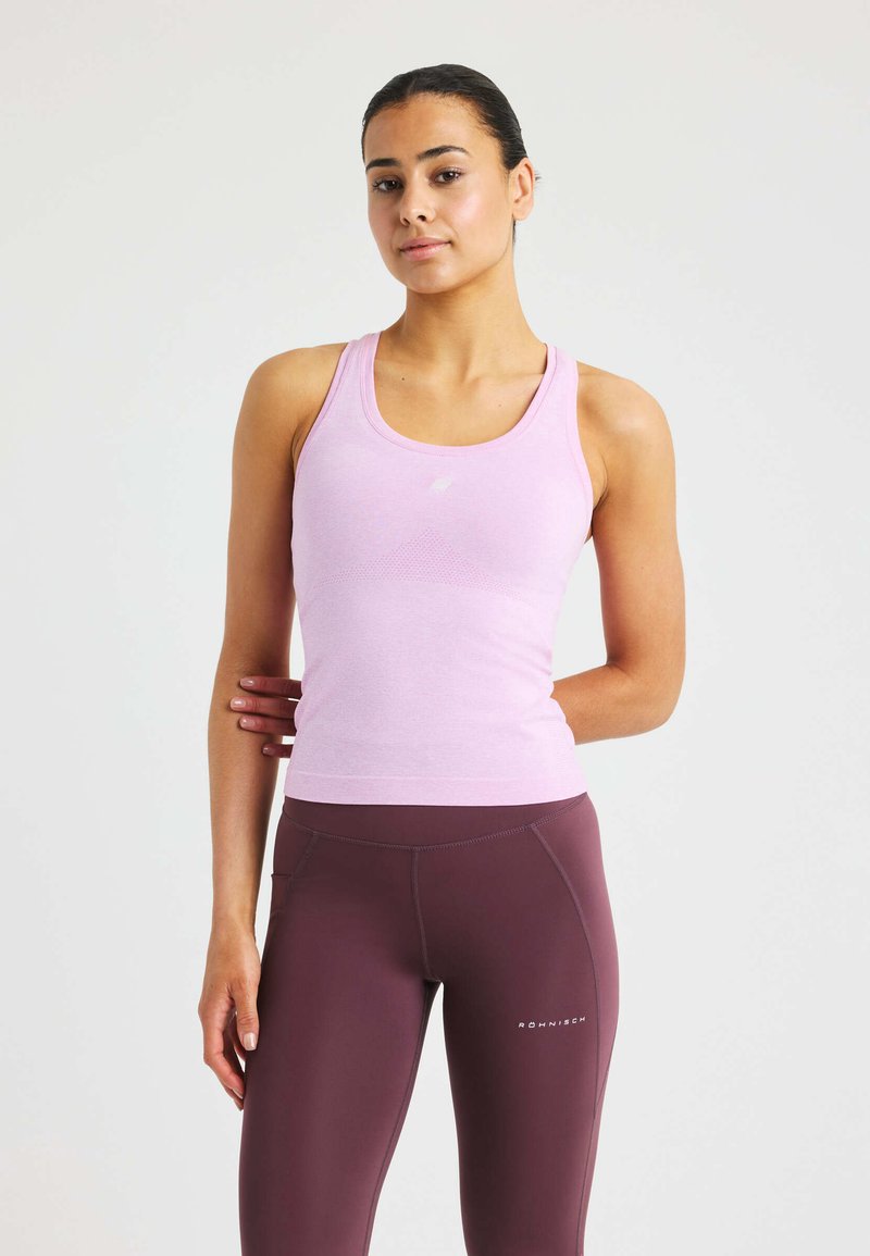 Hellrosa, eng anliegendes Tanktop mit glatter Textur, das ein Racerback-Design und subtile Netzdetails auf der Vorderseite aufweist.