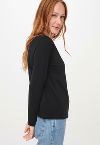 hessnatur Langarmshirt - schwarz