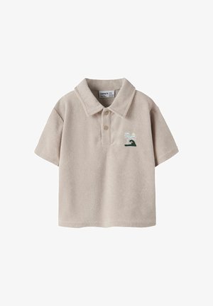 Beige polo-shirt med korte ærmer, krave, to knapper og en lille broderet grøn bølge og hvid palme på brystet.