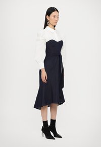 Marchesa Rosa Spijkerjurk - deep indigo ivory