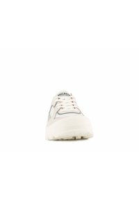 Baskets avec un dessus en blanc et gris clair, présentant un design texturé et une semelle épaisse. Des lacets blancs et un logo sur la languette complètent le look.