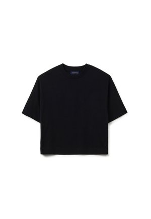 Camiseta negra de algodón, corta. Presenta un escote redondo y mangas cortas. Textura suave, sin patrones ni adornos.