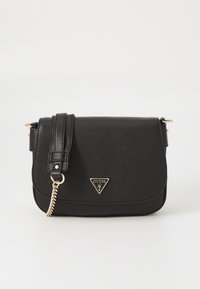 Borsa a tracolla in pelle nera con logo triangolare in tonalità oro, accentata da una catena sul manico e con chiusura a patta.