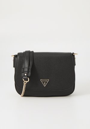 Schwarze Leder-Crossbody-Tasche mit einem goldfarbigen, dreieckigen Logo, einer Kettenakzentuierung am Riemen und einem Klappenverschluss-Design.