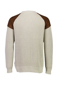 Beige ribbattu neulepaita, jossa on ruskea olkapääharjoitus. Pitkät hihat ja pyöreä pääntie, joissa on teksturoidun pehmeä tunne.