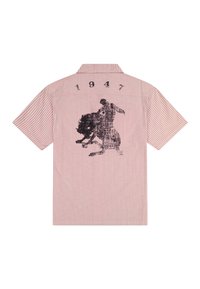 Ružová a biela pruhovaná košeľa s krátkym rukávom, s grafikou medveďa a nápisom "1947" vytlačeným nad medveďom na zadnej strane.