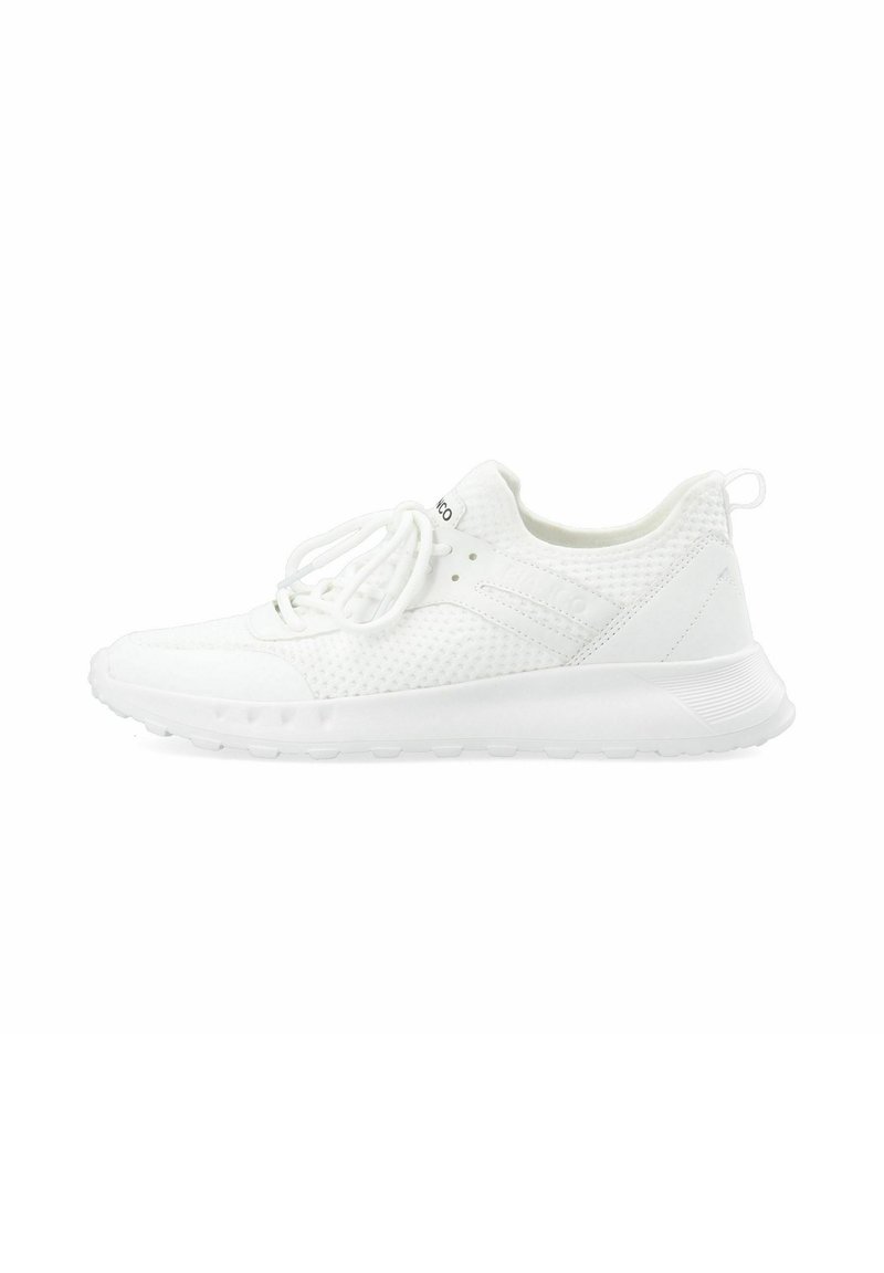 Weiße Sportschuhe mit einem atmungsaktiven Mesh-Obermaterial, strukturiertem Design, verstellbaren Schnürsenkeln und einer gepolsterten Sohle für Komfort und Flexibilität.