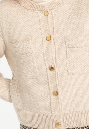 Lichtbeige gebreide cardigan met een gestructureerde afwerking, voorzien van een ronde hals, gouden knopen en twee voorkanten zakken.