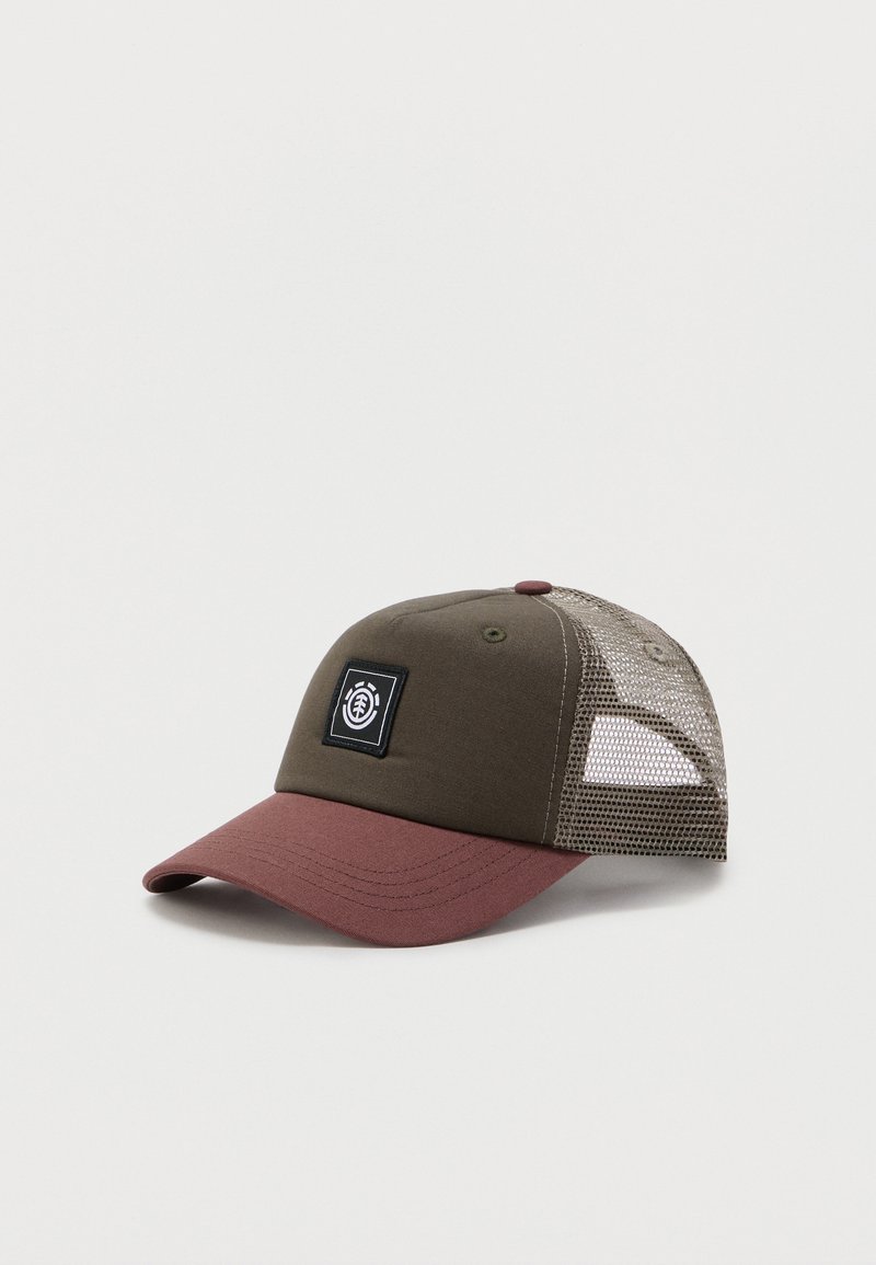 Καπέλο του μπέιζμπολ με καφέ γείσο, ελιά πράσινο μπροστινό πάνελ, δίχτυ στο πίσω μέρος και μαύρο τετράγωνο λογότυπο στο μπροστινό πάνελ.