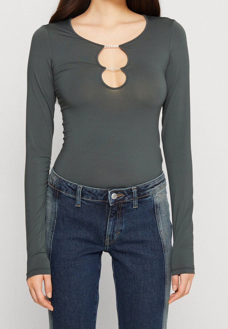 Langärmliger Bodysuit in Dunkelgrau mit einem Schlüssellochausschnitt und Kristallakzenten am Ausschnitt, glatte Textur, enganliegendes Design.