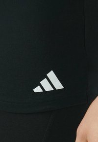 Zwarte sportshirt met korte mouwen, voorzien van een witte Adidas-logo dat bestaat uit drie diagonale strepen. Gladde katoenen stofmix.