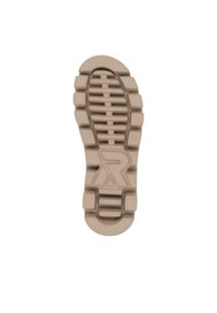 Suela de zapato de color beige claro con un patrón texturizado, que presenta un dibujo destacado, estrías y un logo en relieve en el centro.