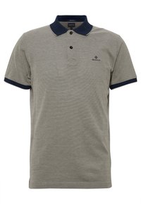 Szara koszulka polo z granatowym kołnierzykiem i mankietami, z teksturowanym wzorem, trzema guzikami na plastrze i haftowanym logo na klatce piersiowej.