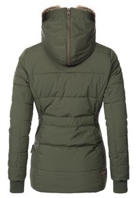 Grön puffjacka med huva med pälsdetaljer, vertikala sömmar, indragen midja och ribbade ärmslut. Har dragkedjestängning och sidofickor.