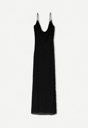 Schwarzes langes Spitzenkleid ohne Ärmel mit dünnen Trägern und Wasserfallausschnitt auf weißem Hintergrund.