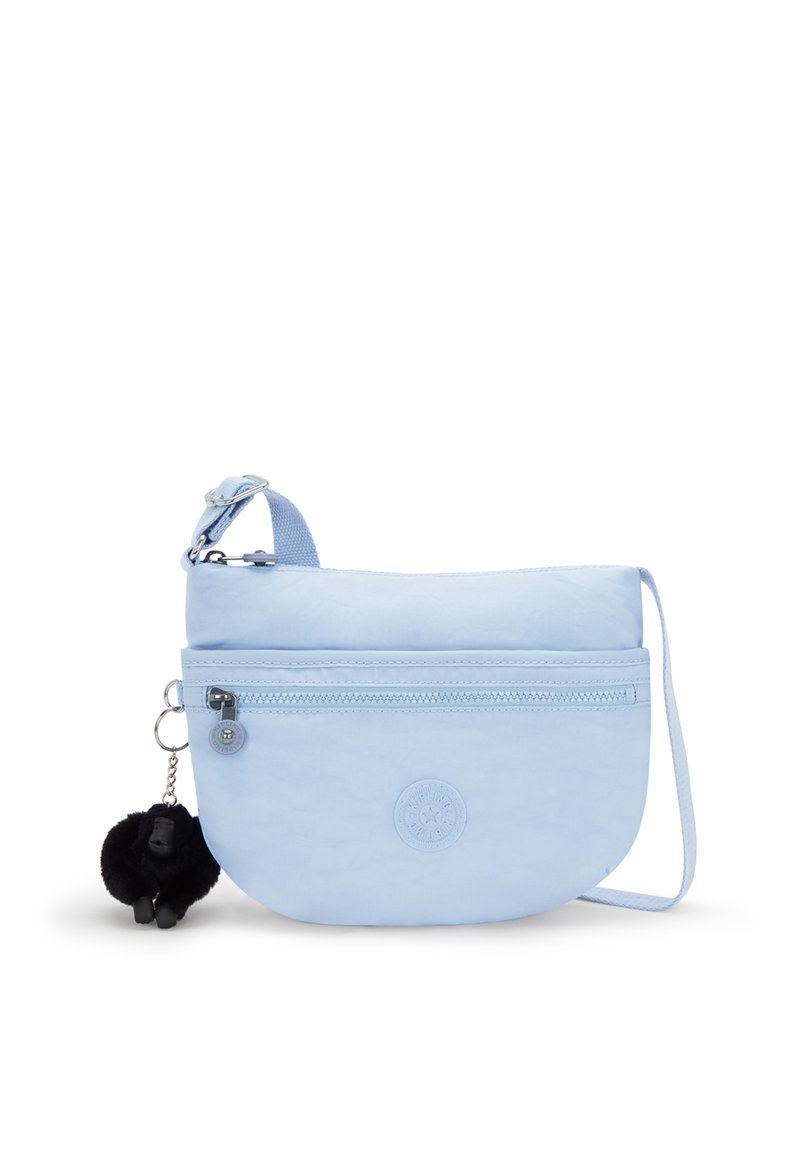 Borsa a tracolla in nylon blu chiaro di forma arrotondata, con zip superiore, tasca frontale e portachiavi con pompon nero. Presenta il dettaglio del logo.