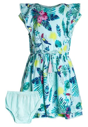 Robe pour tout-petit bleu clair avec imprimé de feuilles tropicales, fleurs, toucans, ceinture à nouer avec pompons, et culotte de protection bleu clair assortie.