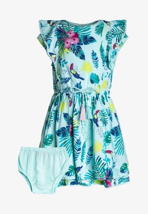 Robe pour tout-petit bleu clair avec imprimé de feuilles tropicales, fleurs, toucans, ceinture à nouer avec pompons, et culotte de protection bleu clair assortie.