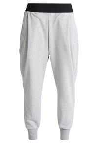 Grijze herringbone joggers met een zwarte elastische tailleband en manchetten. Heeft een losse pasvorm en plooien aan de voorkant voor extra comfort.