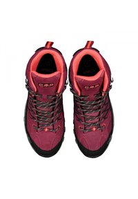 Scarpe da trekking alte in bordeaux e nero, con tomaia in camoscio, accenti rosa, suola testurizzata e lacci neri con dettagli multicolore.