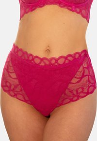Fuchsia Spitzen-Unterwäsche mit hoher Taille, gewelltem Saum und Blumenmustern. Der transparente Stoff lässt die Haut darunter erkennen. Zarte und glatte Erscheinung.