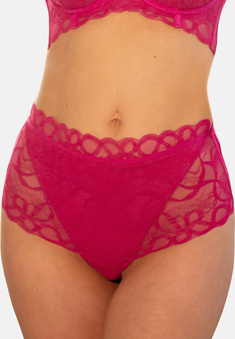 Fuchsia Spitzen-Unterwäsche mit hoher Taille, gewelltem Saum und Blumenmustern. Der transparente Stoff lässt die Haut darunter erkennen. Zarte und glatte Erscheinung.
