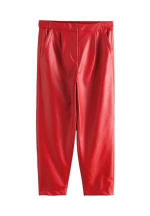 Rote Lederhose mit hoher Taille, vorderen Falten und zwei Seitentaschen. Glatte Textur und maßgeschneiderte Passform; endet knapp oberhalb des Knöchels.