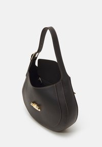 Černá kožená taška přes rameno s zakřiveným tvarem, zlatými kovovými detaily a viditelným prošíváním. Obsahuje prostornou vnitřní kapsu.
