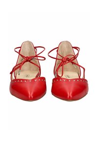 Bailarinas de cuero rojo con punta afilada, lazadas cruzadas y acentos de tachuelas plateadas a lo largo del borde. Textura suave, lados abiertos.