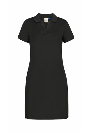 Robe polo noire à manches courtes, avec une texture côtelée et un col. Elle présente une encolure fendue et un logo brodé sur le devant.