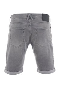 Pantalones cortos de mezclilla gris con dobladillos enrollados, que cuentan con dos bolsillos traseros y una pequeña etiqueta negra en la cinturilla.