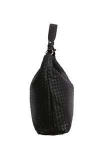 Sac à épaule en cuir noir tissé avec une surface texturée, doté d'une courte sangle et d'une silhouette arrondie pour un design moderne.