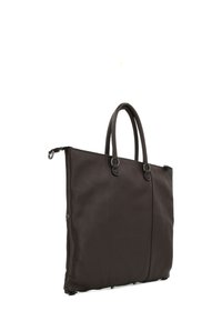 Borsa a mano in pelle marrone con superficie texturizzata, doppio manico superiore, ferramenta argentata e chiusura con cerniera lungo il bordo superiore.