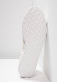 adidas Originals GAZELLE UNISEX - Tenisky - footwear white